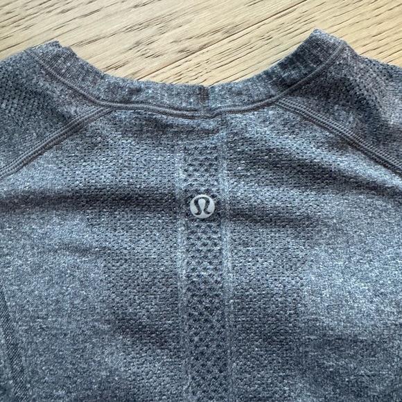 Barley worn lululemon top - Picture 3 of 3